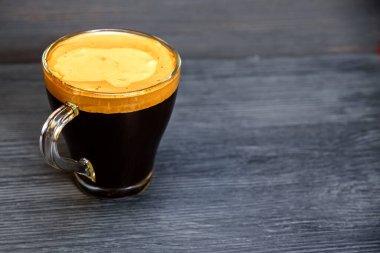 Bir fincan sade kahveye bak.