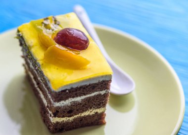 Meyveli bisküvi keki, ahşap arka planda yakından çekilmiş..