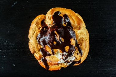 Siyah ahşap arka planda bir eklem.