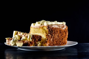 Siyah arka planda nefis ev yapımı bisküvi keki.