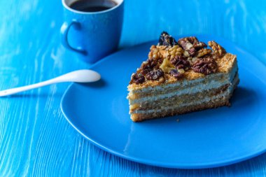 Cevizli kek, ahşap arka planda bir fincan kahvenin yanında..