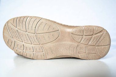 Erkek bej rengi deri ayakkabılar, model mokasenler. Işık arkaplanda yakın plan çekimleri.