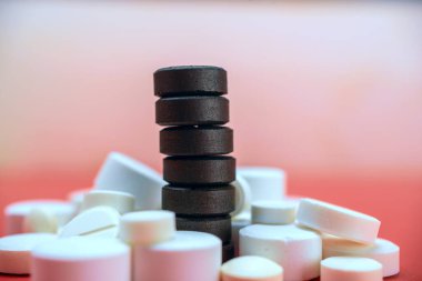 İlaç tabletlerinin arka planında aktif kömür