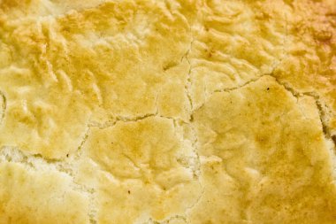 beyaz arkaplanda süzme peynir kurabiyeleri