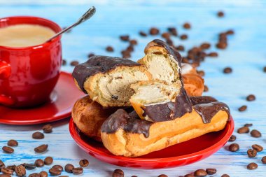 Kahveler, waffle 'lar ve pastalar ahşap arka planda