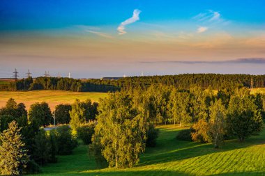 Gün batımında Avrupa kırsal manzarası.