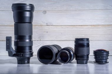 Beyaz ahşap arka planda fotoğraf objektifi