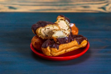 Ahşap bir arka planda kırmızı bir tabakta eklerlerdi.