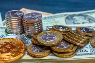 Bitcoin şifreleme parası Amerikan doları ve sikkelerinin arka planında