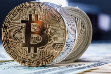 Bitcoin şifreleme parası Amerikan dolarlarının arka planında.