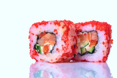 Sushi 'yi arka planda yakın plan aktar.