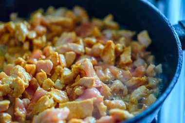 Küçük tavuk parçaları tavada kızarır.