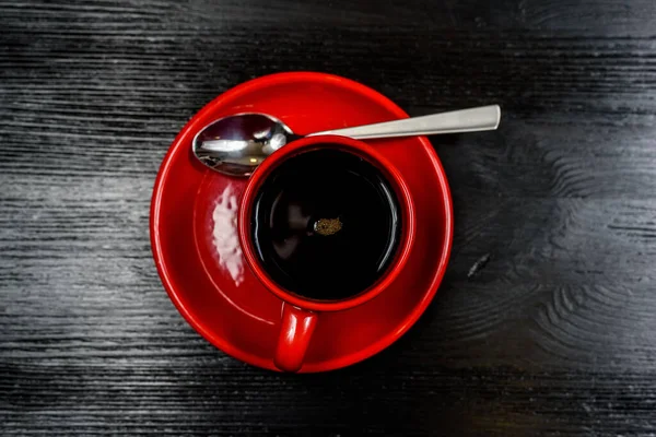 Kawa Czerwonym Kubku Czarnym Drewnianym Tle — Zdjęcie stockowe