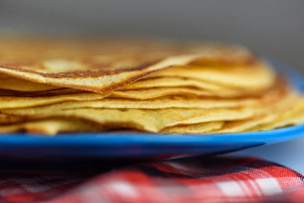 Hausgemachte Pfannkuchen Auf Einem Teller — Stockfoto