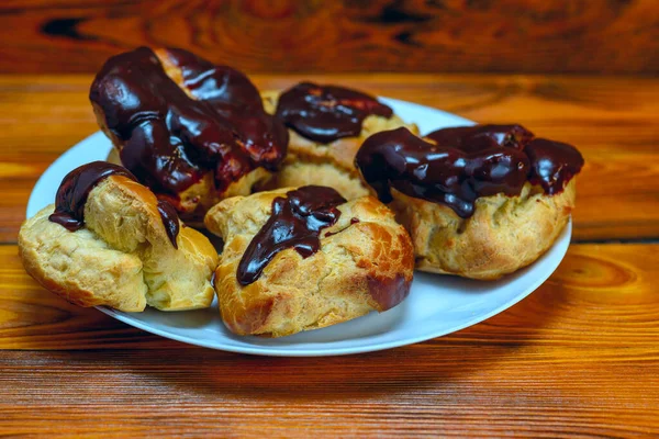 Čokoládové Eclairs Dřevěném Pozadí — Stock fotografie