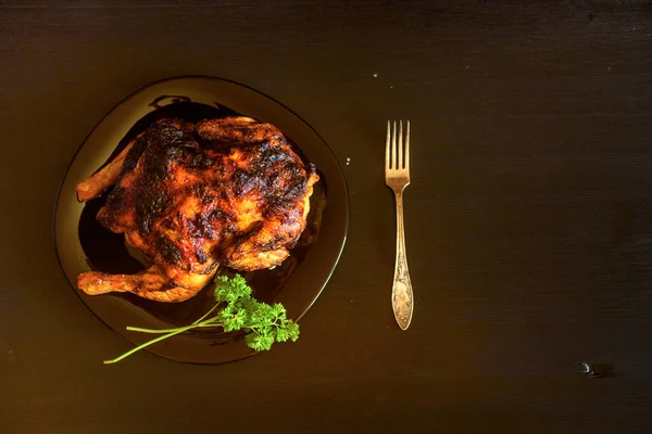 Ayam Panggang Dengan Latar Belakang Kayu Yang Gelap — Stok Foto