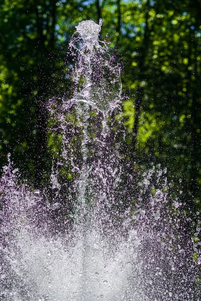 Spruzzi Una Fontana Vicino — Foto Stock