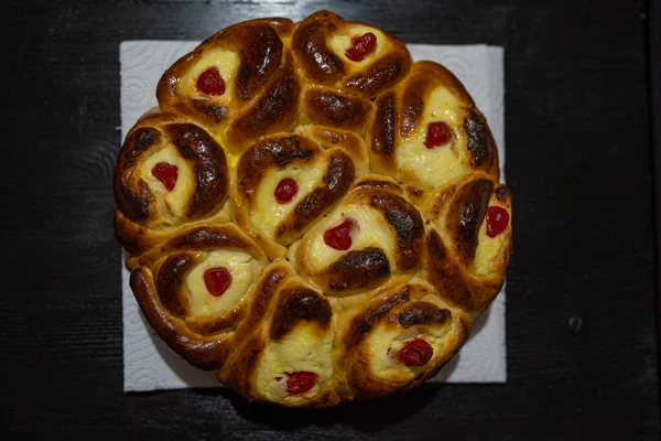 Torta Fatta Piegare Con Marmellata Primo Piano Uno Sfondo Legno — Foto Stock