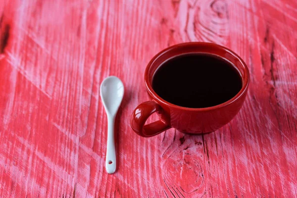 Filiżanka Kawy Czerwonym Drewnianym Tle — Zdjęcie stockowe