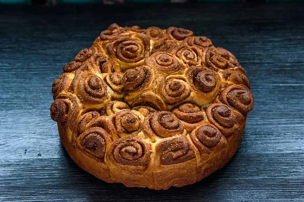 Torta Egípcia Com Canela Fundo Madeira Preta — Fotografia de Stock