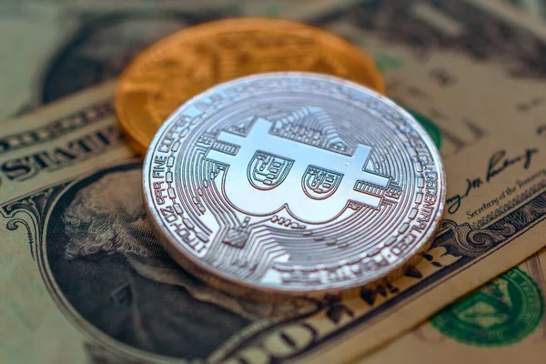 Dolar arkaplanına karşı bitcoin