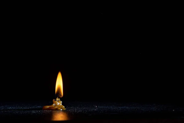 Llama Una Vela Encendida Sobre Fondo Oscuro —  Fotos de Stock