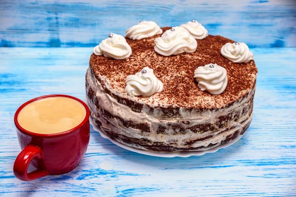 크림과 커피를 신맛나는 케이크 — 스톡 사진