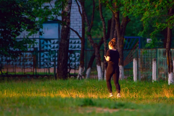 Kız Parkta Koşuyor — Stok fotoğraf