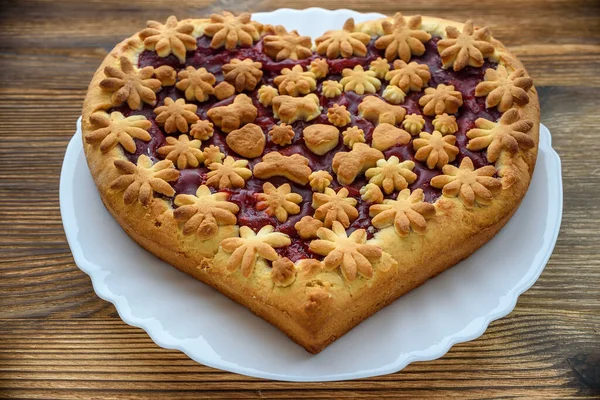 Eski ahşap bir arka planda çilek reçelli turta