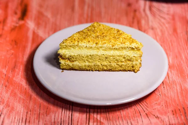 Morceau Gâteau Éponge Couché Sur Une Assiette Sur Fond Bois — Photo