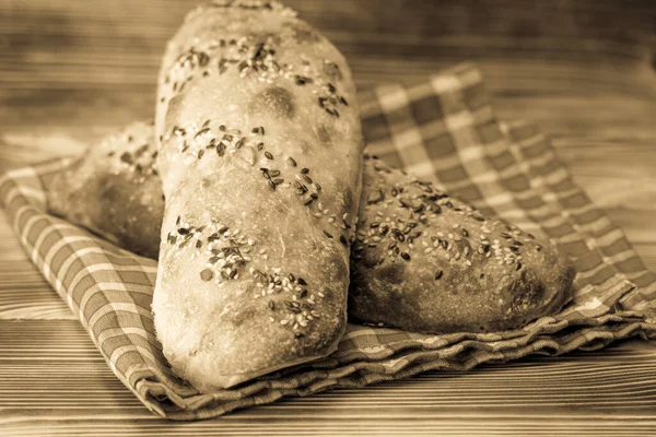 Hausgemachtes Brot Auf Holzgrund — Stockfoto