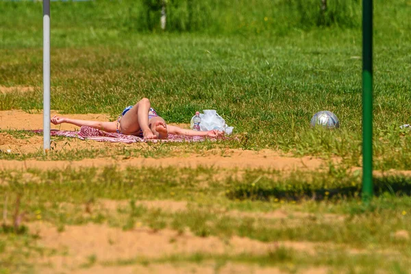 Chica Tomando Sol Hierba —  Fotos de Stock