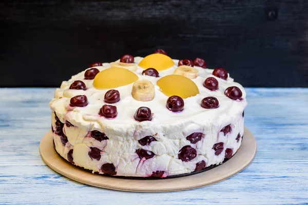 Torta Gelatina Con Ciliegie Uno Sfondo Legno — Foto Stock