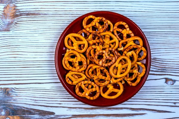 Pretzels Een Bord — Stockfoto