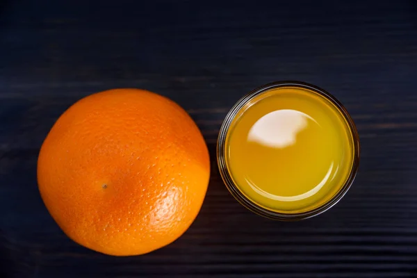 Vista Copos Suco Cítrico Laranja Inteira Deitada Mesa — Fotografia de Stock