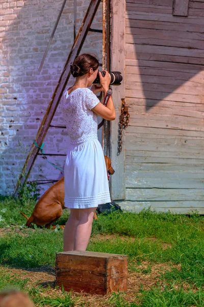 Chica Fotógrafa Vestido —  Fotos de Stock