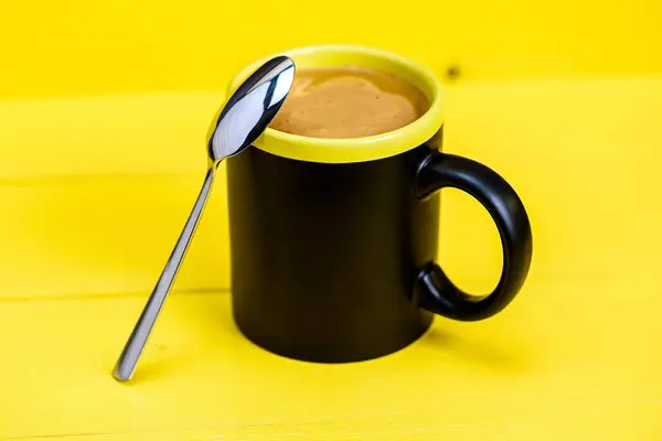 Café Uma Caneca Preta Fundo Madeira Amarelo — Fotografia de Stock