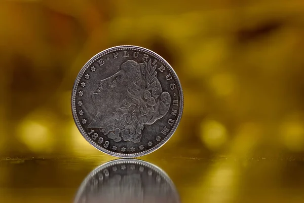 黄金の背景にアメリカの硬貨 — ストック写真