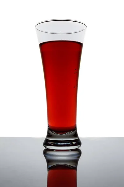 Blick Auf Glas Mit Roter Flüssigkeit Auf Weißem Hintergrund — Stockfoto