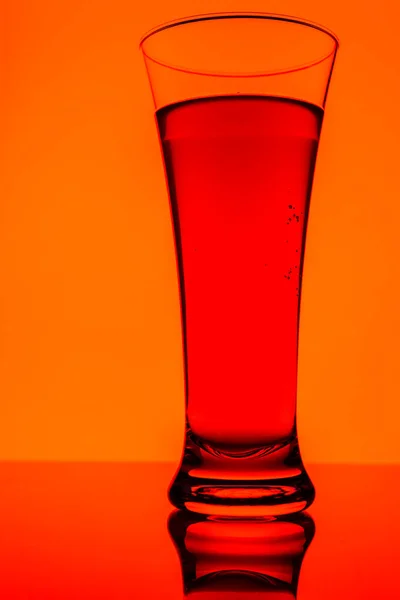 Vista Sobre Vidrio Con Líquido Rojo Sobre Fondo Rojo —  Fotos de Stock