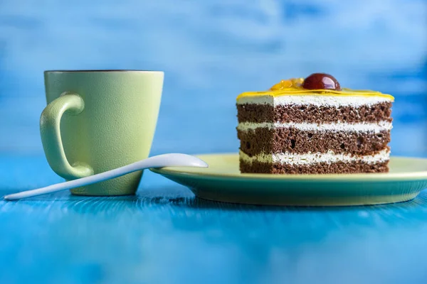 Chocolate Puff Cake Cherry Top Cup Coffee Photographed Close Wooden — Stock Photo, Image