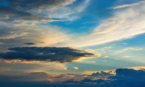 Hermosas Nubes Cielo Iluminadas Por Sol — Foto de Stock