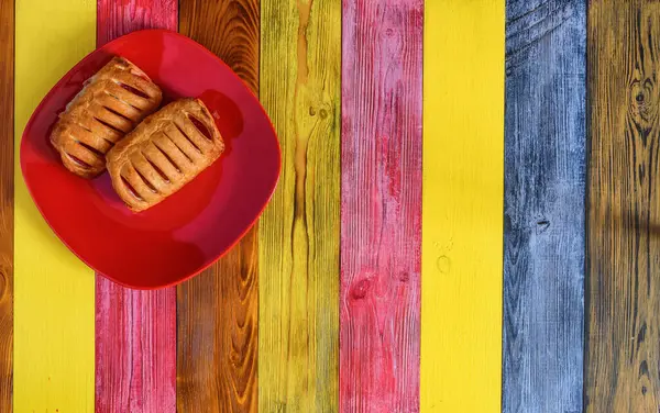 Puff Pastry Jam Red Plate Multicolored Wooden Background — Stock Photo, Image