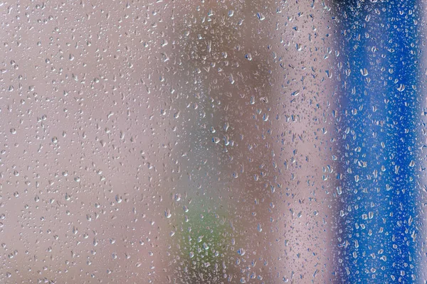 大雨のときにガラスに落ちる — ストック写真