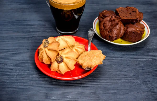 Chocolate Muffins Plate Shortbread Cup Coffee Photographed Close Black Wooden — Stock Photo, Image