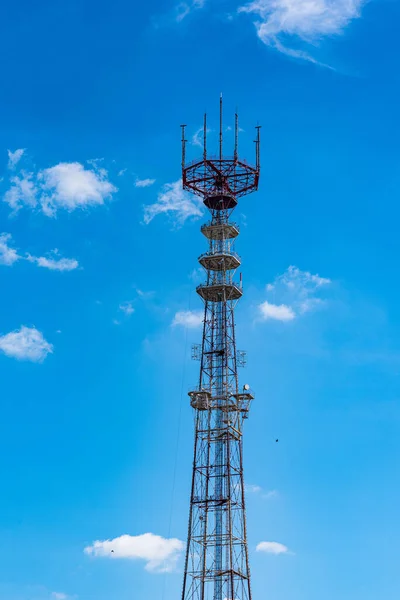 Věž Komunikace Proti Modré Obloze — Stock fotografie