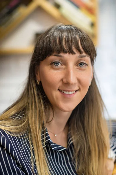 Bir kafede yapay ışıklandırma altında bir kızın portresi..