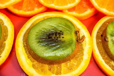 Taze narenciye ve kivi dilimlerine bakın.