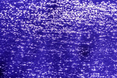 Suyun üzerinde parla