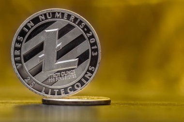 Bitcoin altın arka planda yakın plan.